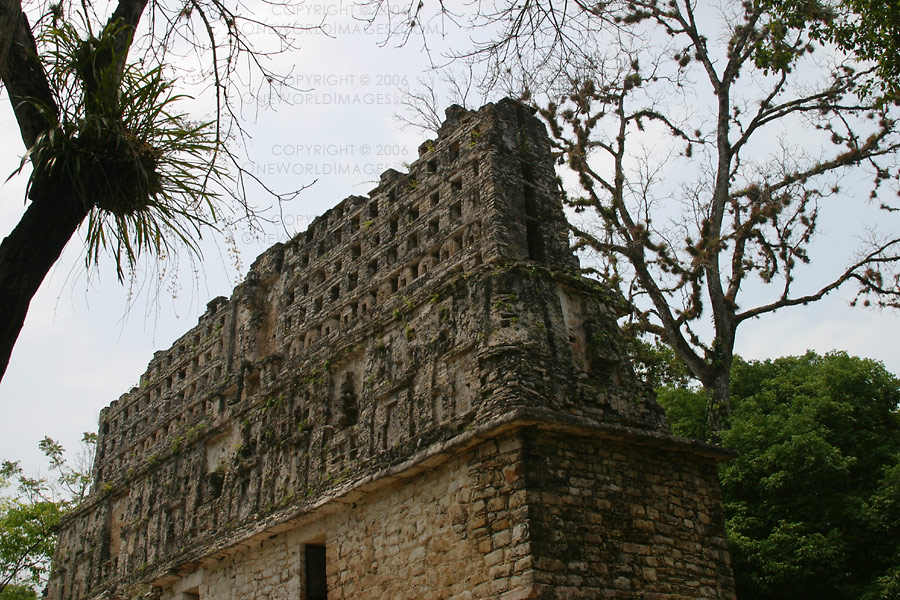 [Photograph: Roof Comb of Edificio 33]