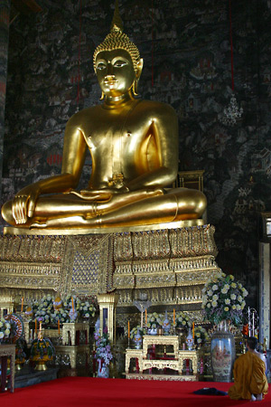 [Photograph: Wat Suthat Buddha]